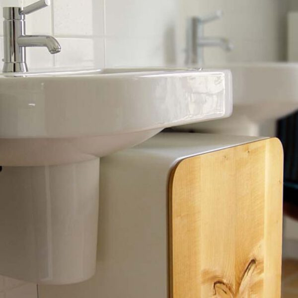 Ein Badezimmermöbel aus Holz. Maserungen des Echtholz sind gut zu erkennen