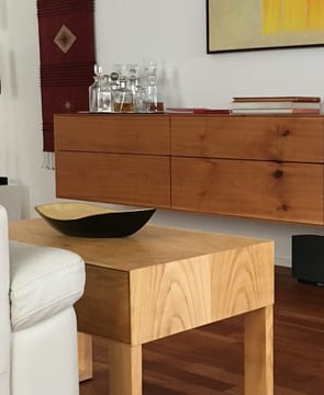 Helle Einrichtung mit hängendem Sideboard an der Wand