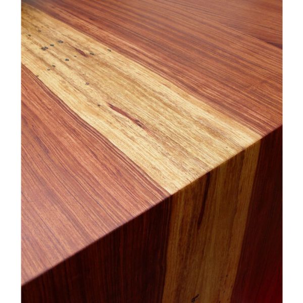 Holz Konferenztisch mit einer Kante, welche fließend die Maserung weiterführt
