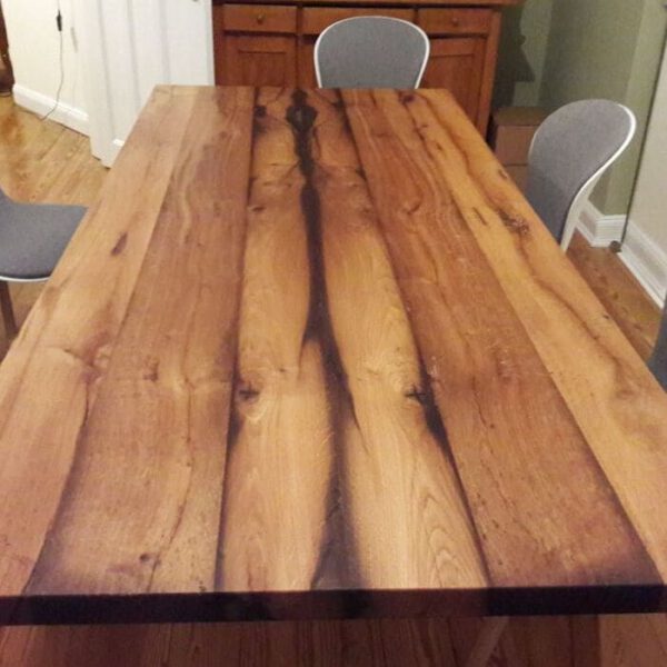 Ein Holztisch Massiv für das Wohnzimmer, als Esstisch