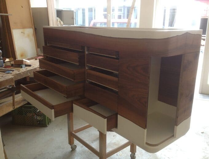 Sideboard wird in einer Tischlerei Maßgefertigt