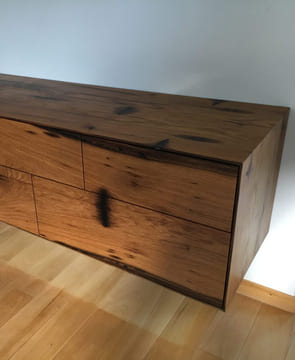 An der Wand hängendes helles Sideboard mit Dunklen Holzmaserung / Holzflecken