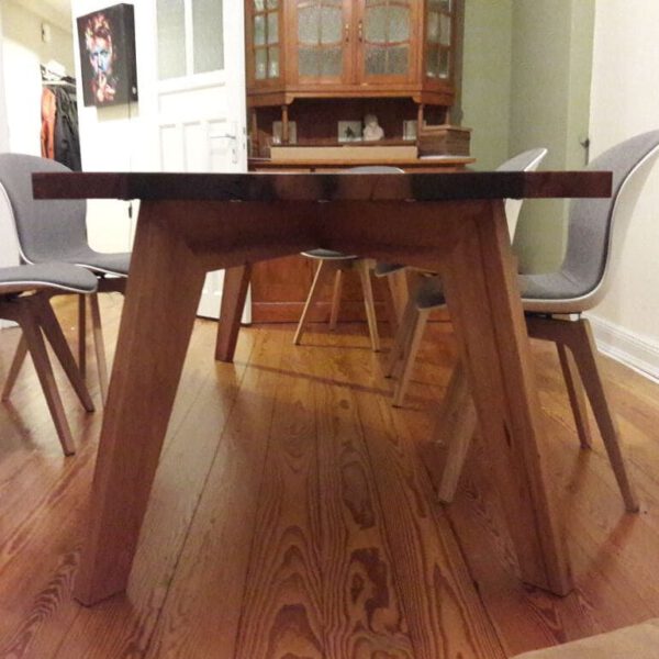 Massivholztisch für das Wohnzimmer mit massiven Tischbeinen